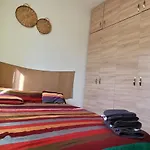 Un Chaleureux Appartement Avec Wifi Et Climatisation